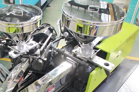 如何選擇混雙色注塑機(jī)？看完后漲知識！